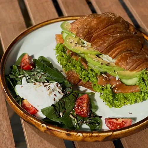 Croissant cu somon și cream cheese