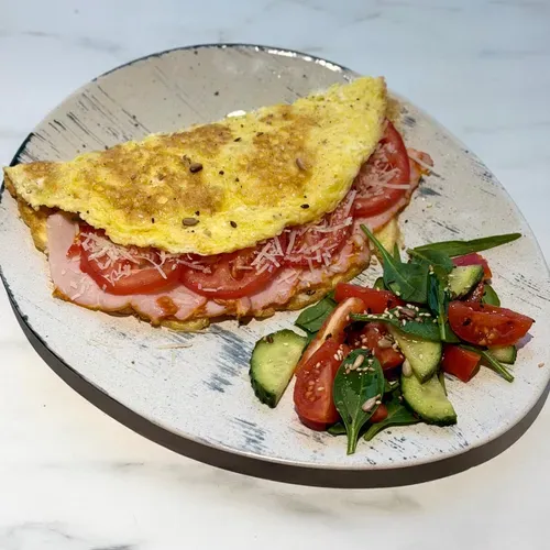 Omletă cu șuncă, roșii și cașcaval 