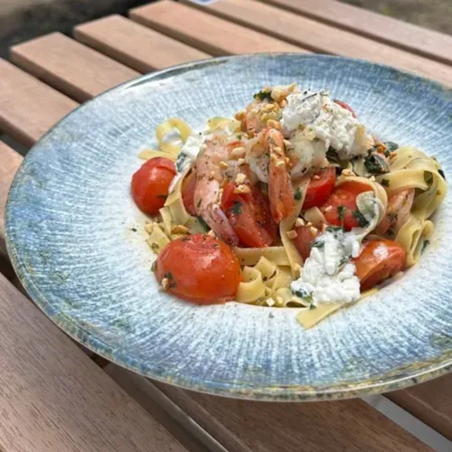 Pasta cu creveți și burrata