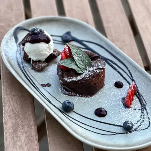 NEW! Lava Cake cu înghețată și fructe sezoniere