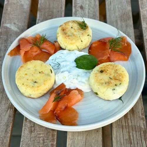 NEW! Brânzoaice cu somon și sos tzatziki