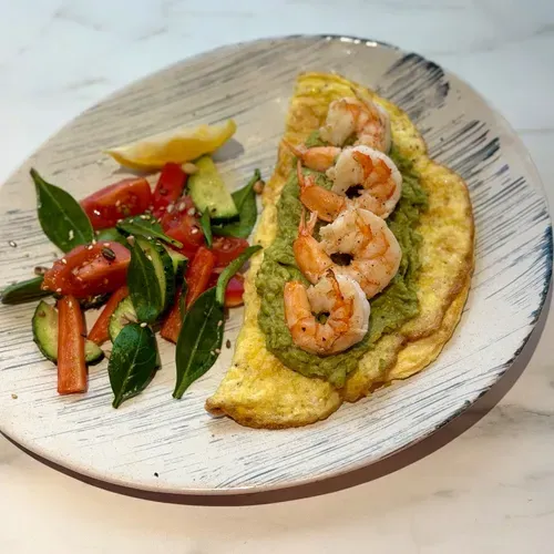 Omletă cu guacamole și creveți 